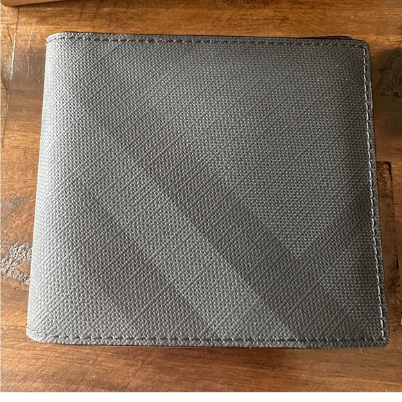 Men’s Burberry Bifold wallet NWOT. All info on purchase available - Picture 4 of 5